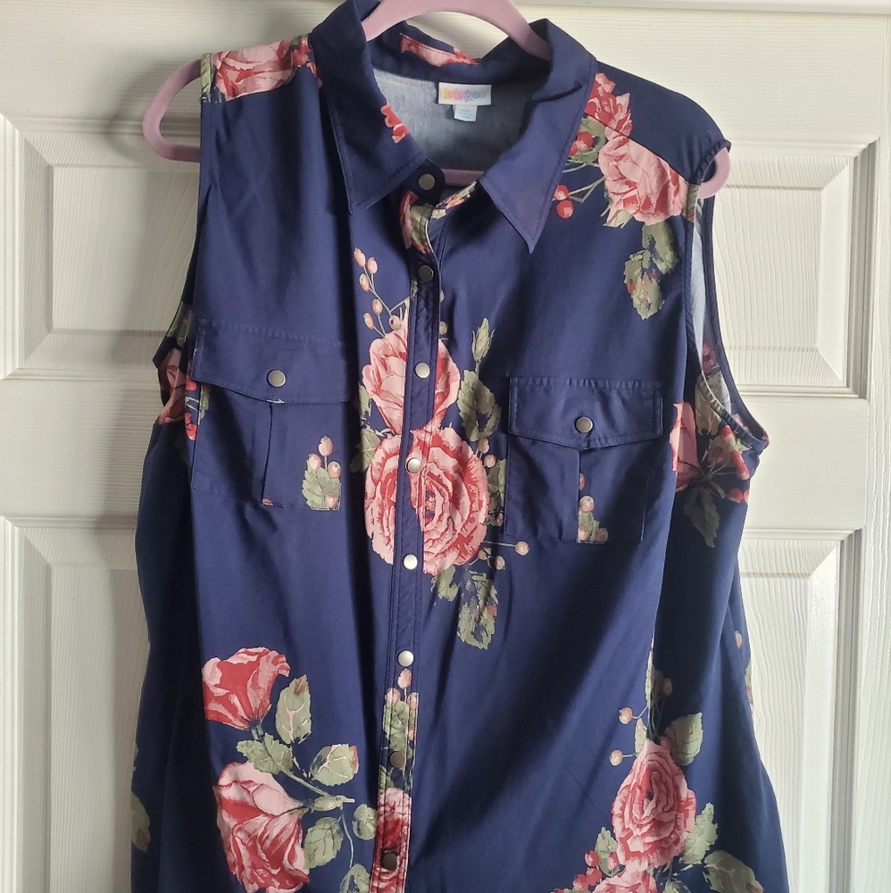 Lularoe sleeveless snap up top